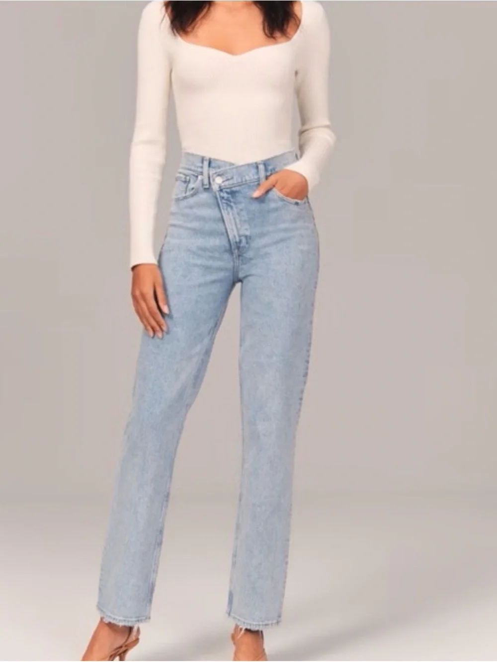 Abercrombie Ultra High Rise 90s Straight Jean - Picture 1 of 5